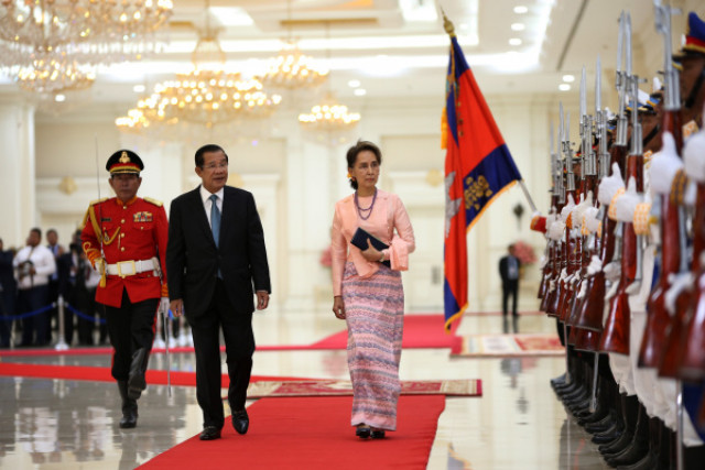 Hun Sen announces 10 scholarships for Myanmar students