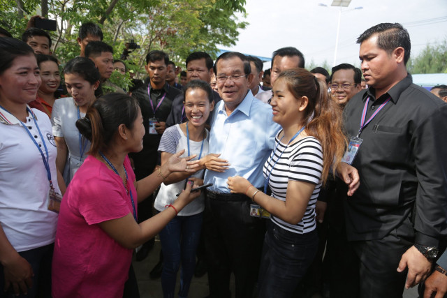 Cambodian PM meets thousands of garment factory workers on Int'l Labor Day