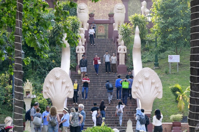 "Zero-dollar" tour operators blamed for slump in arrivals to Angkor: minister