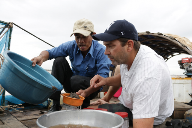 Does low water level of the Mekong River lead to scarcity of fish in Tonle Sap Lake?