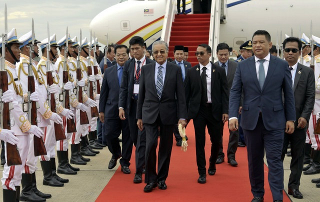 Malaysian PM embarks on official visit to Cambodia