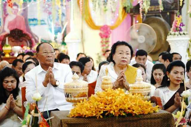 Heng Samrin makes offerings at Wat Prochum Norti