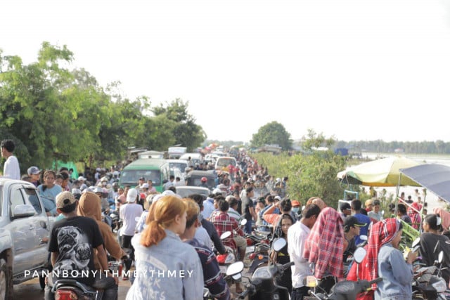 Cambodian migrant workers flock home for Ancestor's Day family gathering