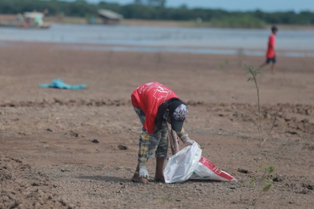 Thousands of Volunteers Collect Plastic Trash in and around Tonle Sap Lake 