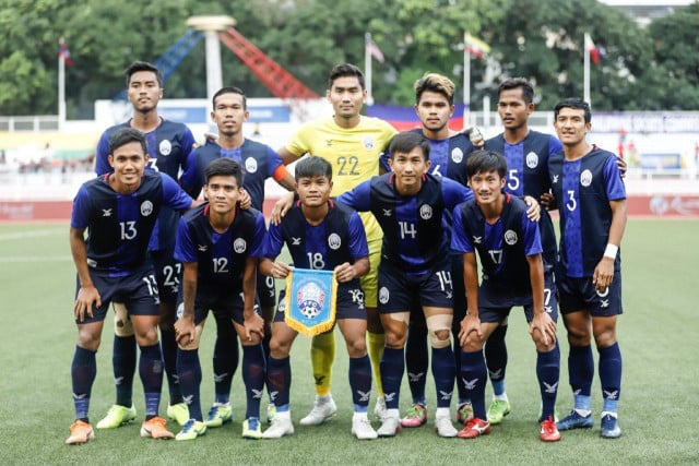 Hun Sen Comforts Cambodian Football Players Who Did Not Bring Home the Medal from the Sea Games