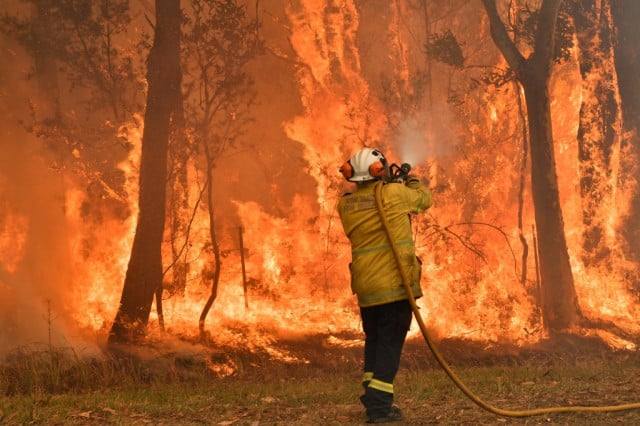 Thousands trapped on Australia beach encircled by fire