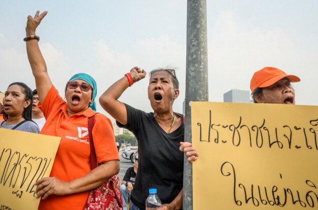 Anti-govt fun run draws thousands of defiant Thais