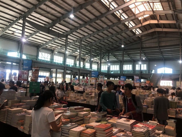 Remaindered book sale comes to Cambodia