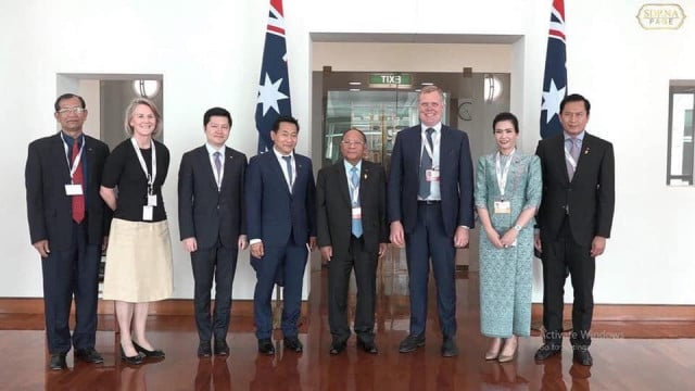 Heng Samrin meets Australian parliamentary speaker