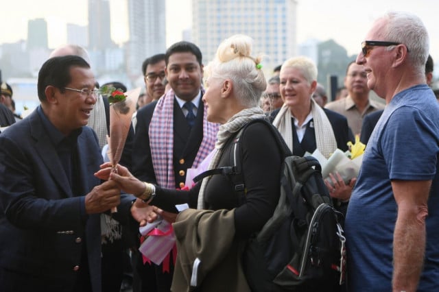 Hun Sen Greets Passengers of the MS Westerdam on Cambodia’s Shore 