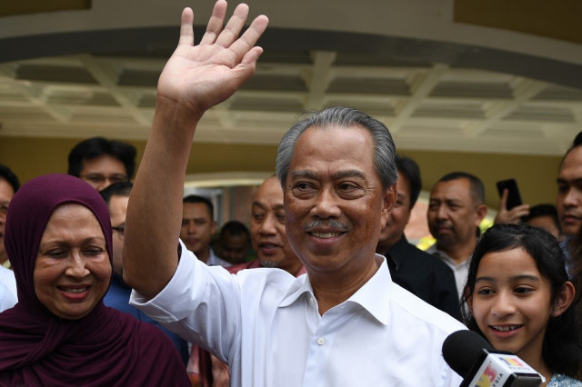 New Malaysia PM sworn in amid crisis, Mahathir fights on