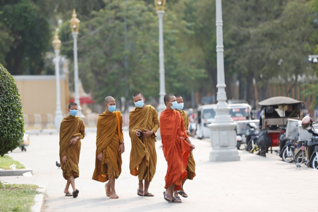 Hun Sen Orders Vendors Not to Increase Price of Facemasks