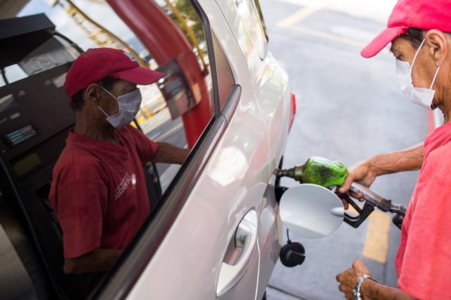 Venezuelan oil price falls to $9.90, lowest level in 20 years