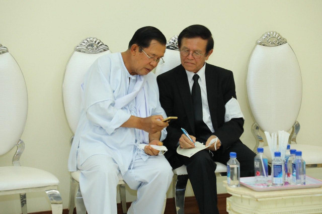 Hun Sen Meets with Kem Sokha at Bun Seangly’s Funeral