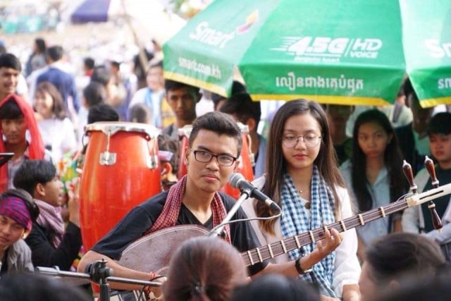 Chapei Dong Veng “Drives” Nou Samnang Back to School