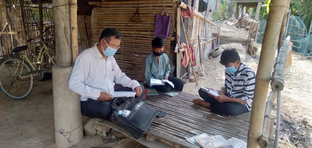 A Countryside Teacher Gets on the Road to Teach his Students