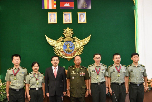 Cambodia awards honorable medals to Chinese military doctors for contributions to COVID-19 fight