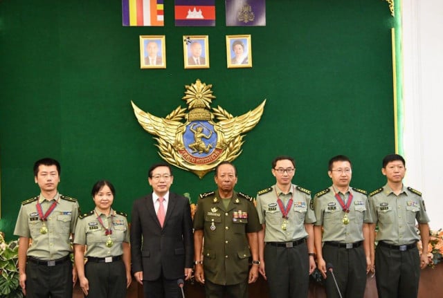 Cambodia awards honorable medals to Chinese military doctors for contributions to COVID-19 fight