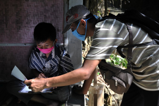 Pandemic no match for Indonesia's door-to-door teachers