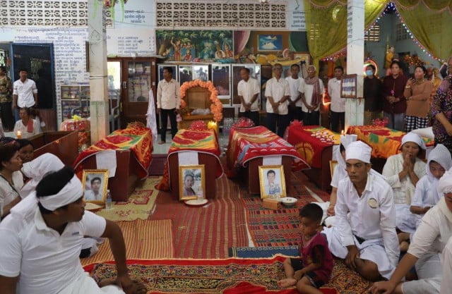 Lightning Strikes Kill Eight People in Battambang Province