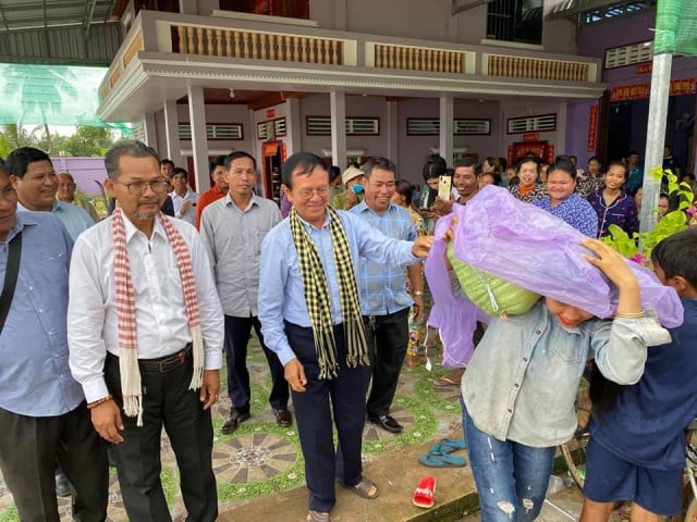 Kem Sokha Donates Goods to Flood-Affected Communities in Sihanoukville