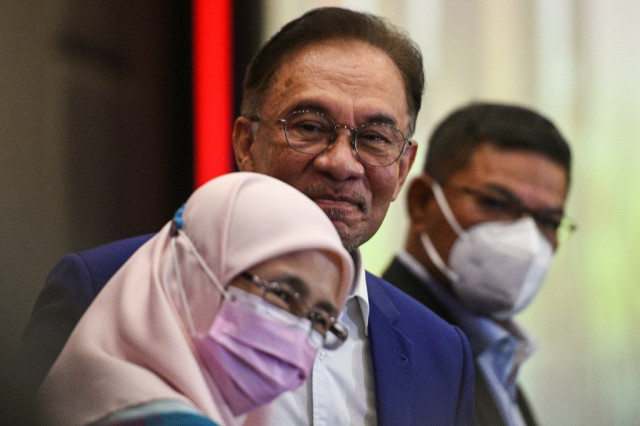 Malaysia's Anwar meets king in bid to topple government