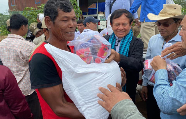 Hun Sen Thanks Kem Sokha for his Donation to Help Flood Victims in the Country