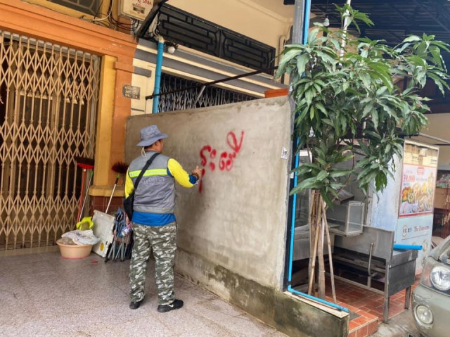 Residents of a District in Phnom Penh Have 10 Days to Remove Home Extensions on Public Space