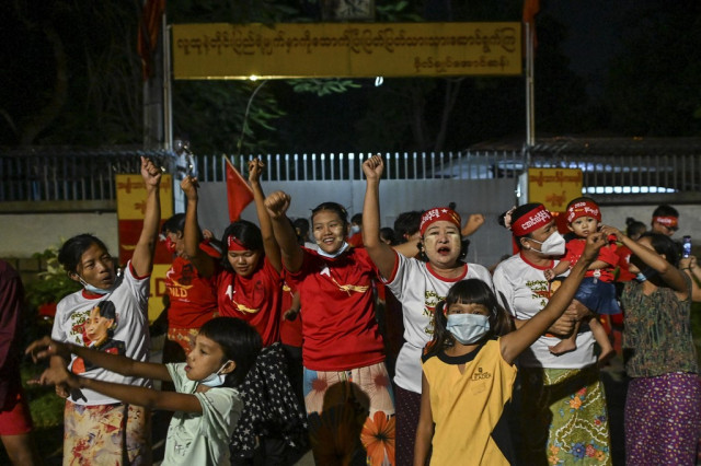 Suu Kyi's party wins absolute majority in Myanmar polls
