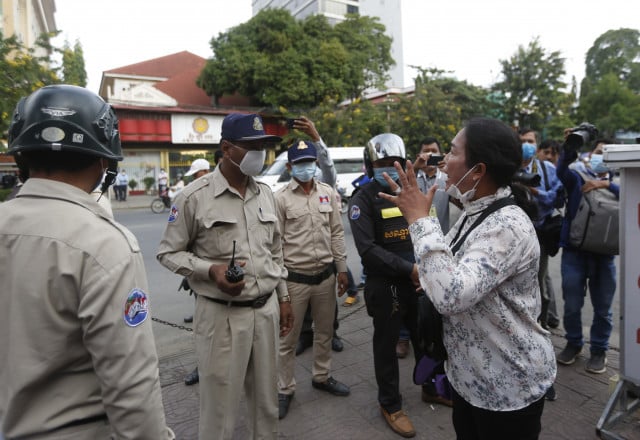 Police Blocks the Approach to the Phnom Penh Courthouse as CNRP Members Appear in Court