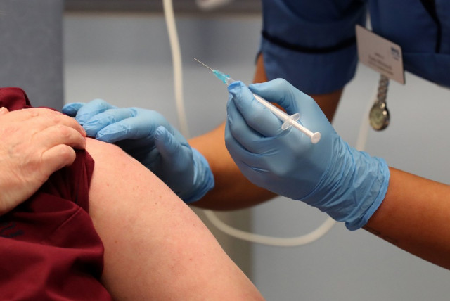 Pfizer vaccine raises 'no specific safety concerns': US regulator
