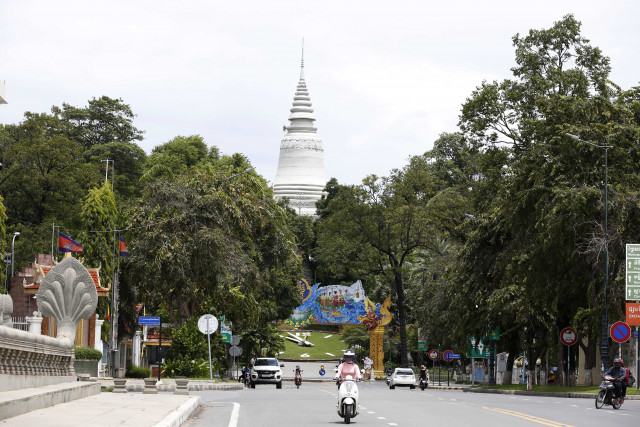 Cambodians Urged to Stay Vigilant Against COVID-19 during Holiday Season