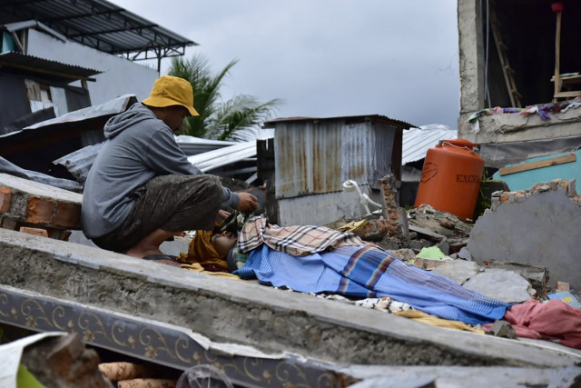 Powerful Indonesia quake kills at least 34, topples buildings
