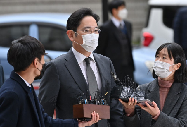 Samsung chief faces corruption verdict