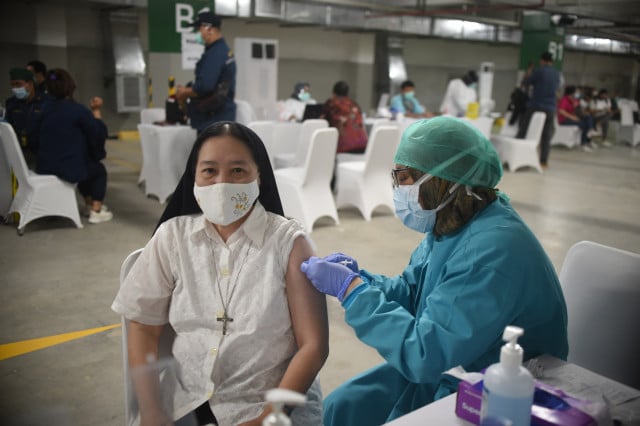 Indonesia starts mass vaccination for journalists with president observing