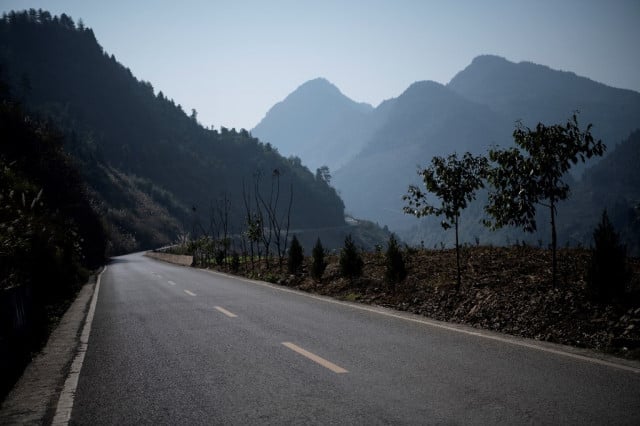 Poverty road in China drives some to riches, leaves others behind