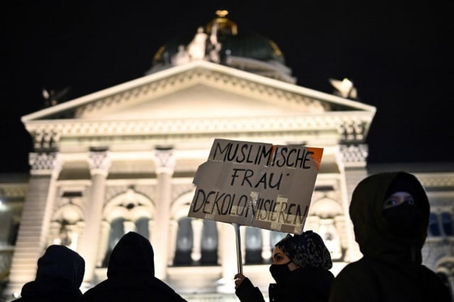 Swiss voters narrowly back 'burqa ban'