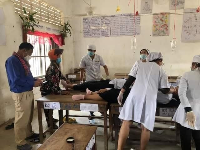 Hot Weather Blamed as 20 Students Faint in Banteay Meanchey High School