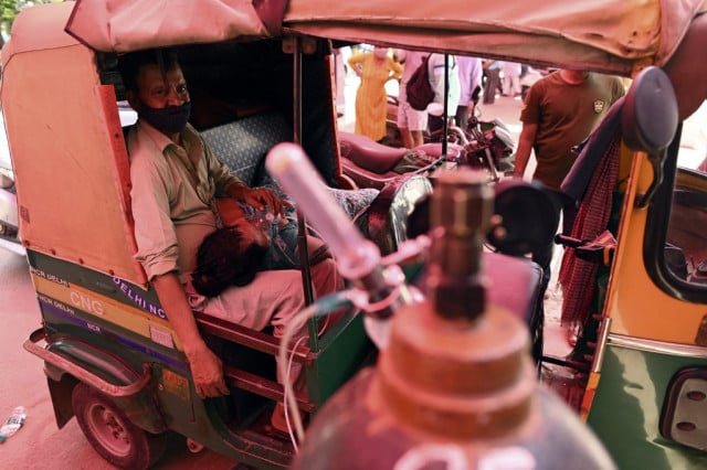 India Covid patients flock to makeshift tent for lifesaving oxygen