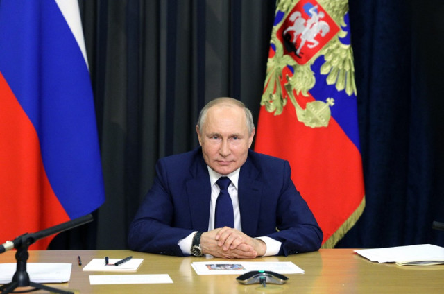 Putin signs 'extremist' bill that would bar critics from polls