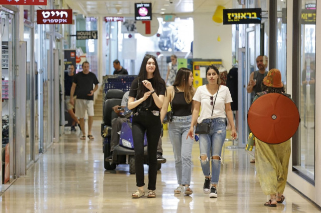 Israel resumes indoor mask requirement amid virus spike