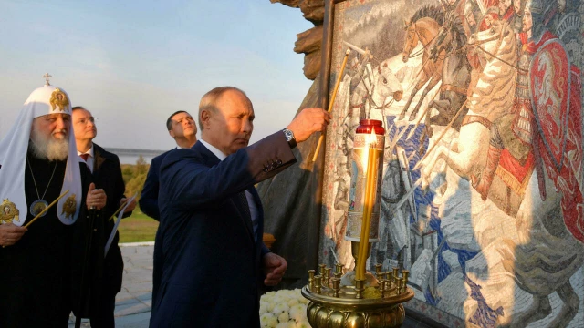 Putin unveils monument to legendary Russia prince