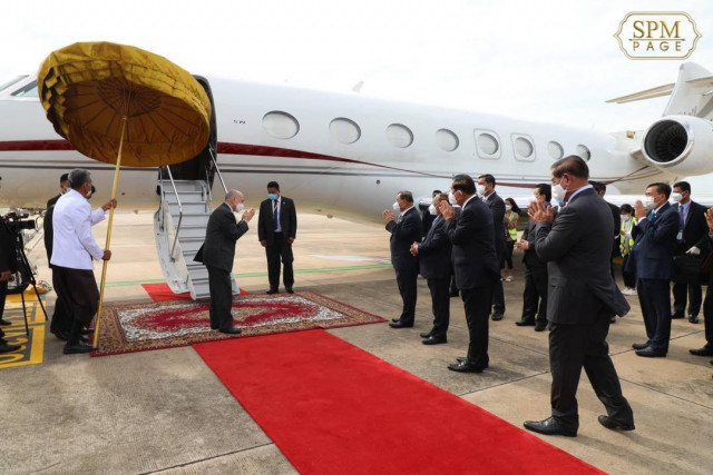 King Norodom Sihamoni Flies to France for UNESCO Assembly