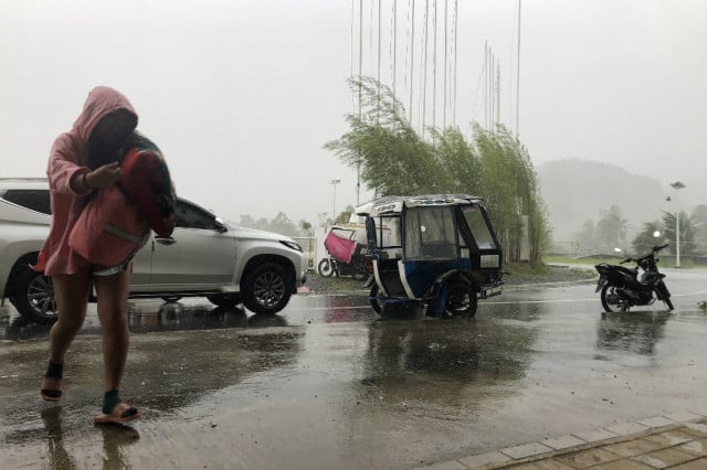 Thousands flee homes as typhoon lashes Philippines