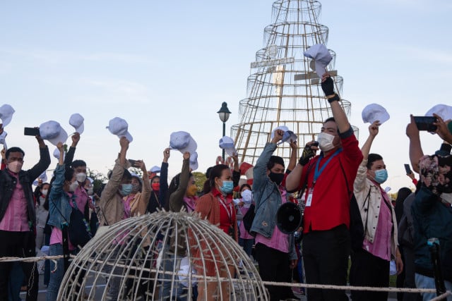 Police Surround Demonstrators as NagaWorld Staff Strike over Union Busting