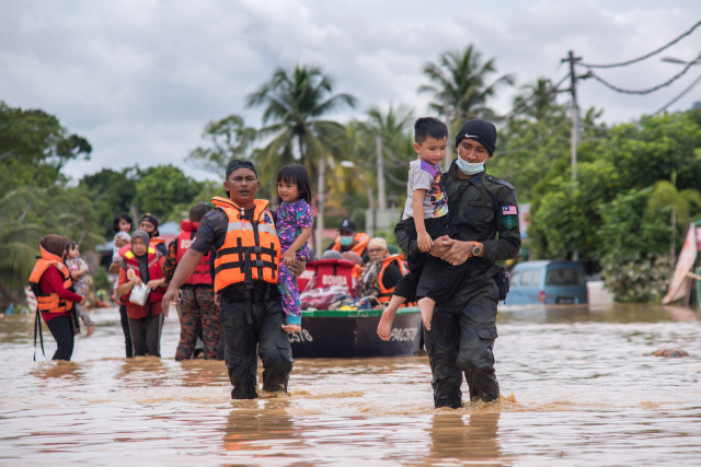 Floods in Malaysia displace more than 30,000 people