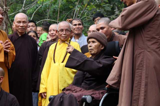 Buddhist monk who brought mindfulness to West dies in Vietnam