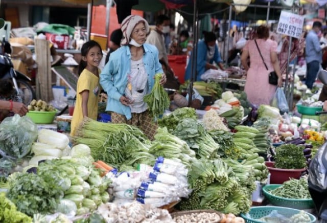 Cambodian gov't extends cash assistance to pandemic-hit families for 3 months