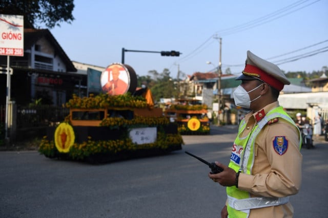 Vietnamese bid farewell to father of mindfulness