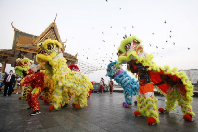 "Color, glitter and roars" -- Fantastic lion dance performance in Cambodia